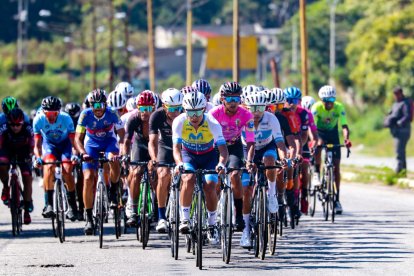 El ciclista Richard Huera (c), del equipo continental ecuatoriano Movistar Best PC, es el actual campeón de la Vuelta Ciclística Élite al Ecuador.