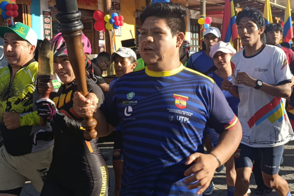 La llama de la Posta de la Lojanidad recorrió las calles de Loja.