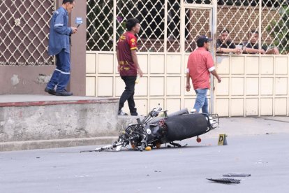 Piezas de la moto quedaron esparcidas en ese tramo de la avenida