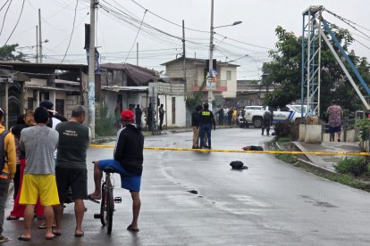 Seis fundas negras con restos humanos, fueron encontradas en una calle de un barrio del norte de Machala