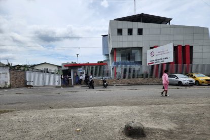 Familiares de la única víctima de las balaceras se acercaron la mañana de este domingo al Centro Forense de Esmeraldas para retirar su cuerpo.