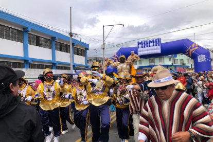 La Mama Negra representado este año por Xavier Estrella, fue el personaje mas esperado del desfile