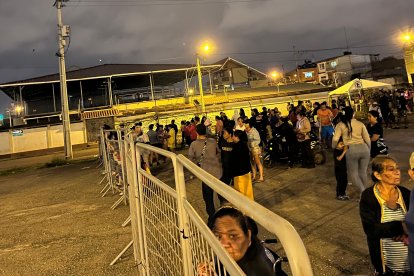 Al menos 200 personas permaneces afuera del penal en busca de noticias de sus familiares.