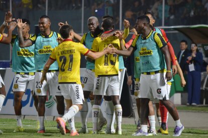 Barcelona celebrando el 2-1 ante Orense en el estadio Nueve de Mayo de Machala.
