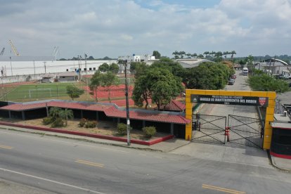 Aunque EXPRESO pudo hacer tomas externas y aéreas del CEAR, manteniendo la distancia, no se pudo constatar el estado en el que encuentran las infraestructuras deportivas.