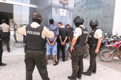 La Policía presentó a los sospechosos detenidos por el crimen de cuatro venezolanos.