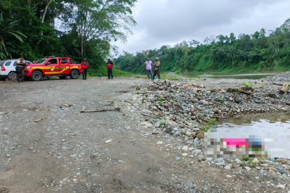 La víctima, que vestía una blusa roja, una falda corta y una licra, flotaba en el agua.