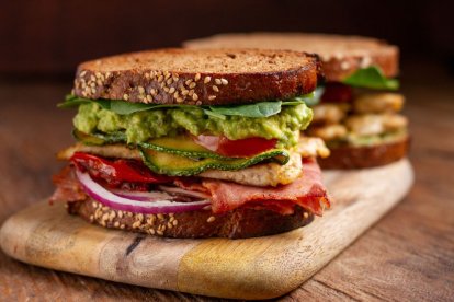 Preparar un sánduche perfecto es un arte que combina textura, sabor y equilibrio.