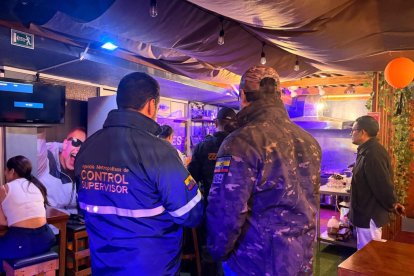 Los funcionarios entraron a los establecimientos donde encontraron algunas irregularidades.