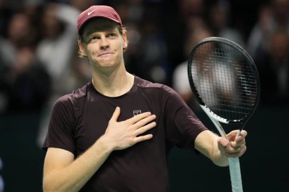 Jannik Sinner venció a Auger-Aliassime, quien se tuvo que retirar del encuentro pro problemas fisicos.