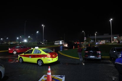 Los taxistas hallan seguridad en parquear en una gasolinera cercana al aeropuerto capitalino.