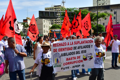 Fotografía de una marcha en Guayaquil por el Día del Trabajo 2025.