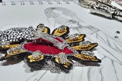Detalles del bosquejo para la creación del vestido de Shakira y de la virgen de Legarda confeccionada en plata por una joyera