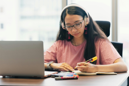 Becas Impulso Ecuador 2025: mujeres están sujetas a beneficio del Gobierno.