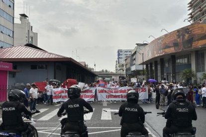 Más de 20 policías llegaron al sitio para resguardar el orden durante la protesta frente a la Caja del Seguro.