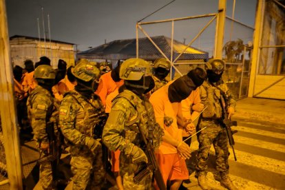 Este es el primer grupo de presos que llegó a la cárcel El Encuentro ubicada en Santa Elena.