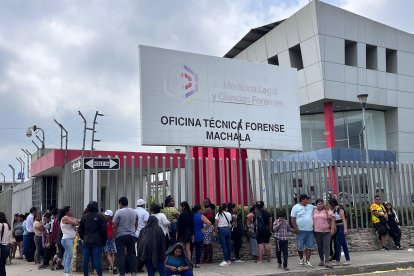 La mañana de este martes 11 de noviembre de 2025 faltaban 17 cuerpos por retirar del Centro Forense de Machala.