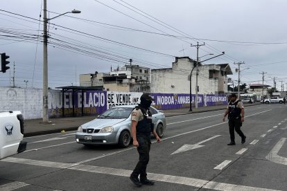 La víctima se detuvo por la luz roja de su semáforo y segundos después fue atacada a balazos.
