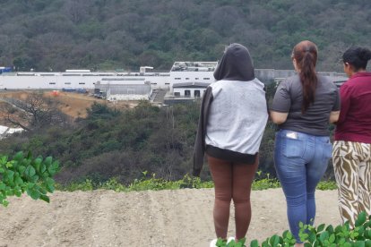 Familiares de tres reclusos trasladados desde Santo Domingo llegaron la tarde del lunes y permanecieron hasta ayer en busca de información.