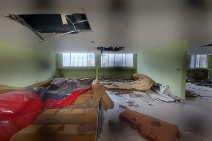 Escombros, implementos olvidados, huecos en los tumbados es solo una de las caras de Carpuela.