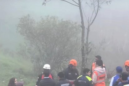 Rescatistas, familiares y comuneros se han dividido y recorren por la montaña, buscando al menor de edad.