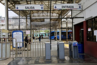La pasajera perdió la vida al intentar subir al bus, en La Ofelia, norte de Quito.