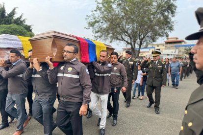 En Portoviejo, la Policía Nacional despidió a los dos elementos de la PJ que fueron asesinados