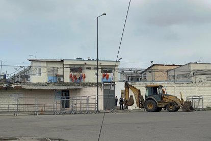 Tras los últimos incidentes en la cárcel de Machala se ve entrar y salir a maquinaria pesada.