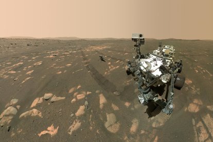 Este es el rover Perseverance, que actualmente continúa en Marte haciendo exploraciones.