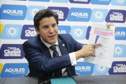 César Poveda, Coordinador Legal del Municipio, muestra el sello otorgado por el INEN a Interagua, por la calidad del agua.