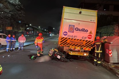 El motociclista perdió la vida luego de chocar con este automotor, en La Biloxi, sur de Quito.
