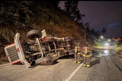 El vehículo pesado se volcó cerca de Gualo, norte de Quito, en la avenida Simón Bolívar.