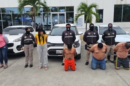 Los cinco presuntos integrantes de Los Choneros fueron presentados junto a las evidencias