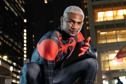 El peleador tricolor posó vestido del personaje de Marvel, Spiderman, previo a su pelea ante Sean Brady.