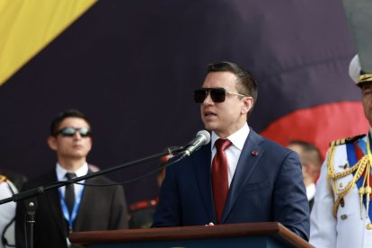 El presidente Daniel Noboa anuncia la entrega del bono de 470 dólares a policías y militares.