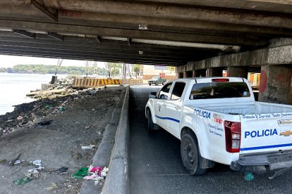 Hallan cadáver bajo puente de vía Perimetral, en Guayaquil.