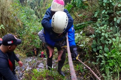 En su espalda, un rescatista del Grupo de Operaciones Especiales sacó al niño del sitio agreste.