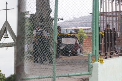 El cadáver del venezolano Fabián Daje quedó junto al tronco de un árbol. Los agentes policiales acordonaron la escena con cinta amarilla.