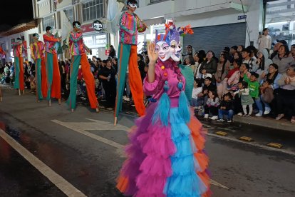 El Desfile de la Interculturalidad llenó de color y alegría las calles de Loja durante la inauguración del FIAVL 2025.