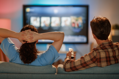 Xuper TV reemplaza a Magis TV y ofrece streaming gratuito de películas, series y canales premium, pero con riesgos legales y de ciberseguridad para los usuarios.