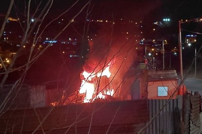 Una madrugada de terror se vivió en el barrio Las Cumbres. Allí hubo muerte, incendio y panfletos amenazantes
