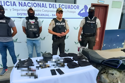 La policía mostró las evidencias decomisadas durante los allanamientos hechos tras el ataque.