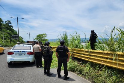 Agentes de la Policía levantan indicios en una de las escenas del crimen, en medio de la tensión y el temor que persiste entre los habitantes de Esmeraldas.