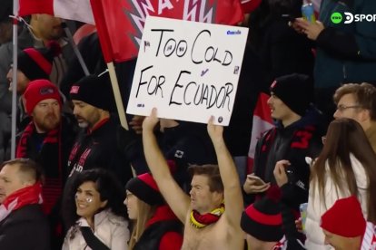 "Too cold for Ecuador", decía el curioso cartel levantado por un hincha canadiense en el partido de Canadá vs Ecuador en Toronto.