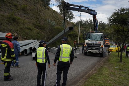 Restos de la carga del tráiler quedaron esparcidos sobre la av. Simón Bolívar, generando fuertes congestiones vehiculares.