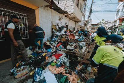 El personal municipal retirando las montañas de basura.
