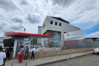 Familiares de Juan David Quiñónez Arizala esperan afuera del Centro Forense de Esmeraldas para retirar su cuerpo.