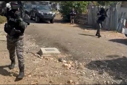 En Manta se realizaron varios allanamientos para ubicar policías implicados en robo.