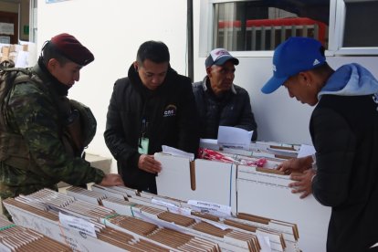 La entrega del material electoral inicio desde las primeras horas de este sábado 15 de noviembre.