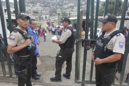 Efectivos de las Fuerzas Armadas y la Policía Nacional custodian los recintos electorales en Nueva Prosperina.